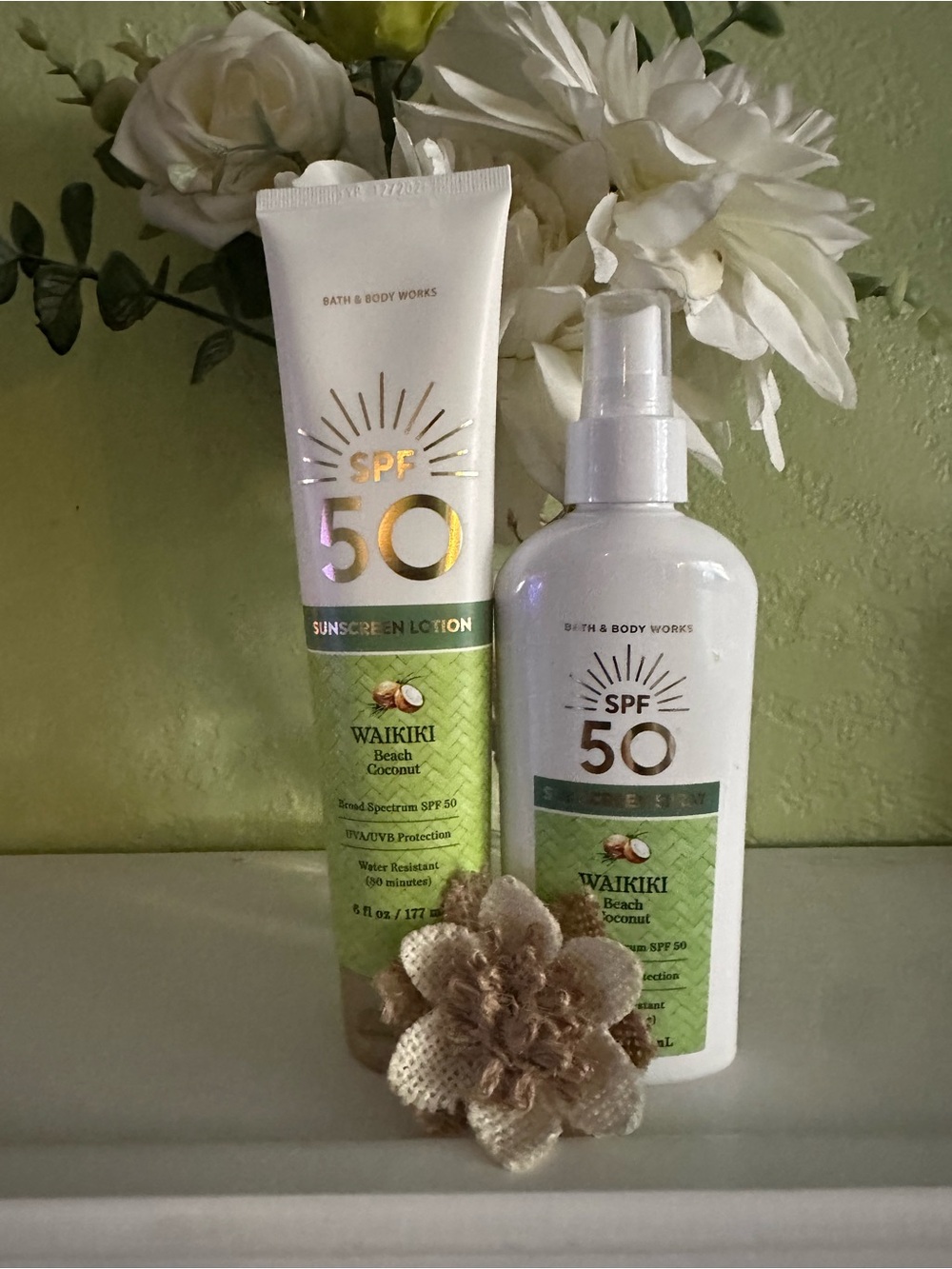 Bath & Body Works Waikiki Beach Coconut Sunscreen SPF 50 - White & Green